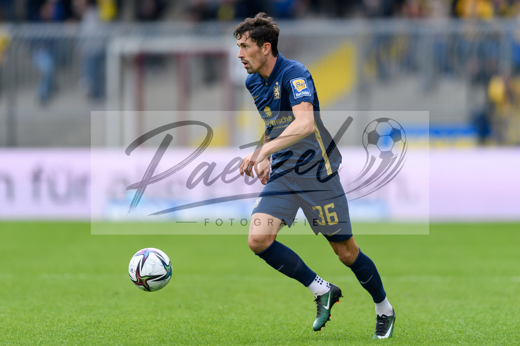EBSTSV20210828_155 | Fussball, Herren: Phillipp Steinhart (TSV 1860 Muenchen) in Aktion, am Ball, Einzelaktion beim Spiel der 3. Liga zwischen Eintracht Braunschweig und TSV 1860 Muenchen im Eintracht-Stadion am 28.08.2021 in Braunschweig, Deutschland.DFB / DFL REGULATIONS PROHIBIT ANY USE OF PHOTOGRAPHS AS IMAGE SEQUENCES AND/OR QUASI-VIDEO. - Realisiert mit Pictrs.com