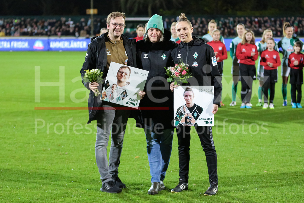 Fussball, Google Pixel Frauen-Bundesliga, SV Werder Bremen - FC Bayern München | v.li.: Marcel Kuhnt (Presseverantwortlicher, SV Werder Bremen), Birte Brüggemann (Abteilungsleiterin Frauen- und Mädchenfußball, SV Werder Bremen) und Anna-Lisa Timm (Athletik-Trainerin, SV Werder Bremen) bei der Verabschiedung, DIE DFB-RICHTLINIEN UNTERSAGEN JEGLICHE NUTZUNG VON FOTOS ALS SEQUENZBILDER UND/ODER VIDEOÄHNLICHE FOTOSTRECKEN. DFB REGULATIONS PROHIBIT ANY USE OF PHOTOGRAPHS AS IMAGE SEQUENCES AND/OR QUASI-VIDEO.