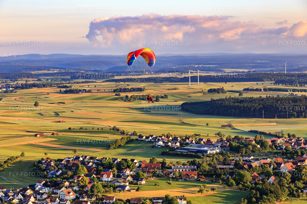Luftbild: Dorfansicht mit Paragleiter im Ortsteil Beffendorf in Oberndorf im Bundesland Baden-Württemberg in Deutschland. Foto: IMG_148818.jpg vom 28.06.2025 durch Werner Riehm/FLY-FOTO.de
