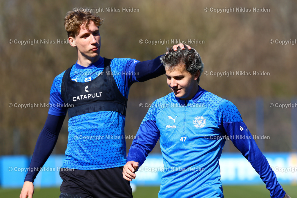 NH_HolsteinKiel_Training_08042025 | #23 Lasse Rosenboom erlaubt sich einen Scherz mit #47 John Tolkin (beide Holstein Kiel) und streichelt ihm durch die Haare.Fußball I Herren I Training I Saison 2024-2025 I Holstein Kiel I 08.04.2025 I Citti-Fußballpark