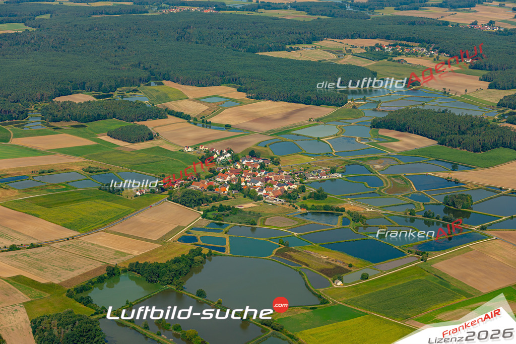 Das Luftbild zeigt : Oberlindach Weisendorf - Die Luftaufnahme wurde 2024 vom UL-Flugzeug aus erstellt ( keine Drohne ) - Hochauflösende Luftaufnahme - Für grossformatige Ausdrucke geeignet. Die Geschenkidee !Mit Lizenz und Bildrechte bestellbar