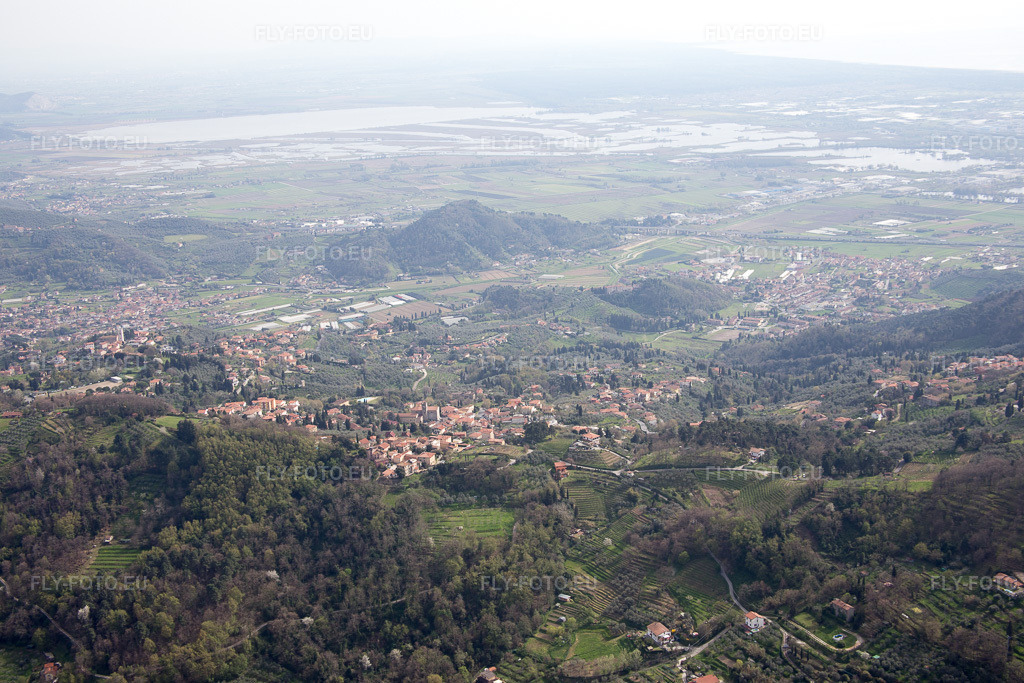 Vue aérienne: Vue de la ville à Pedona dans le département Toscane, Italie – .Photo: IMG_086954.jpg prise le 03/04/2016 par Werner Riehm/FLY-FOTO.eu – Résolution de l'original: 5472 x 3648 px