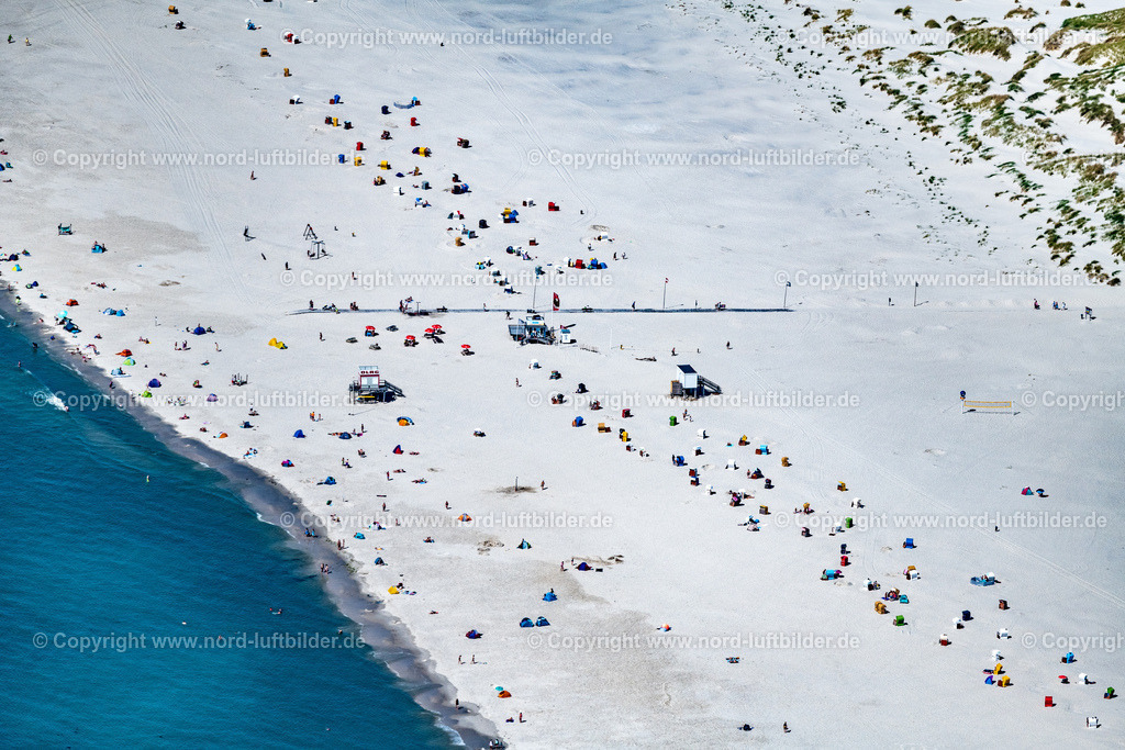 Amrum_Süddorf_Strand_ELS_8571130822 | NEBEL 13.08.2022 Sandstrand- Landschaft und Dünen- Schutzwall entlang des Küsten- Verlaufes in Nebel auf der Insel Amrum im Bundesland Schleswig-Holstein, Deutschland. Weiterführende Informationen bei: AmrumTouristik AöR. // Sandy beach landscape and dune protective wall along the coast in Nebel on the island of Amrum in the state Schleswig-Holstein, Germany. Further information at: AmrumTouristik AoeR. Foto: Martin Elsen