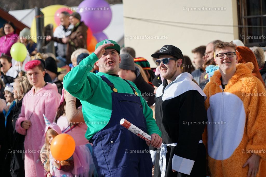 news-2023-Feb11-Fasching-Weissenbach-DSC01757 | Info aus dem Bezirk Reutte/Ausserfern Tirol sowie eine umfangreiche Bilddatenbank über die gesamte Region: Lechtal, Talkessel Reutte, Tannheimertal, Zwischentoren. Lech, Plansee, Zugspitze, Grenztunnel, B179, Fernpassstraße, Verkehr, Lawinen, Tradition, - Realisiert mit Pictrs.com
