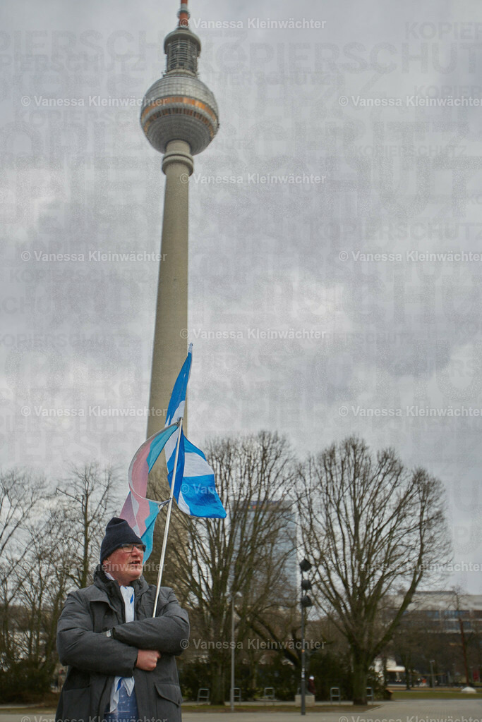 #IndyBerlin23 - Demonstration für schottische Unabhängigkeit | Rund 60 Personen ziehen am 11.03.2023 mit einer Demonstration vom Brandenburger Tor an der Britischen Botschaft vorbei zum Roten Rathaus, um die Unabhängigkeit Schottlands zu fordern.

On March 11, 2023, approx. 60 people rally in support of the Scottish independence, marching from Brandenburg Gate via the British Embassy to the Red Town Hall.  - Realisiert mit Pictrs.com