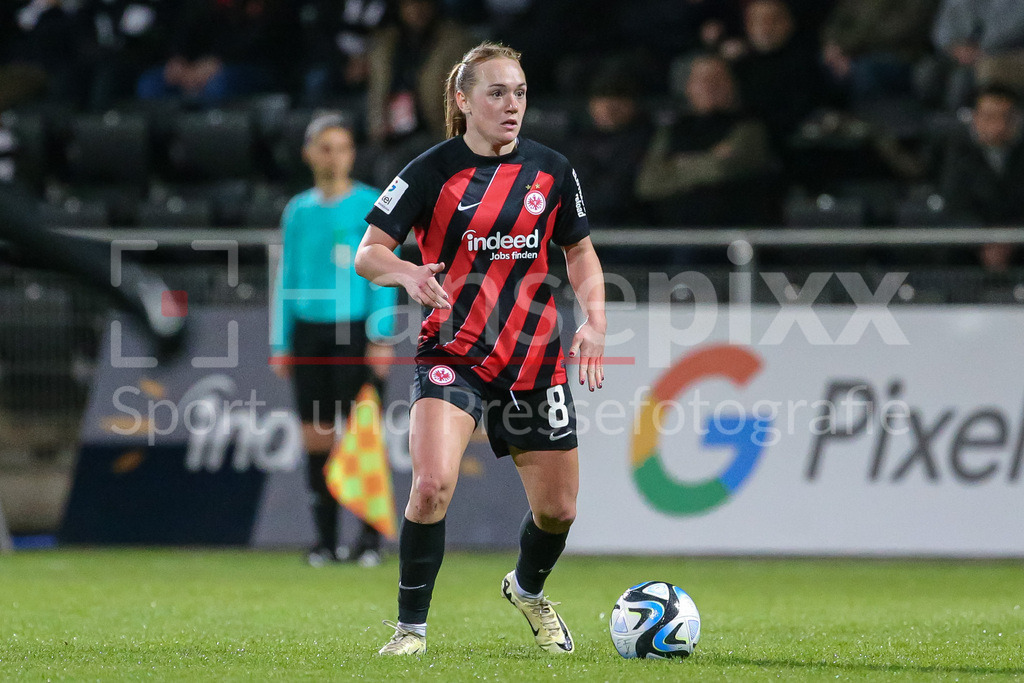 Fussball, Google Pixel Frauen-Bundesliga, Eintracht Frankfurt - SV Werder Bremen | v.li.: Lisanne Gräwe (Eintracht Frankfurt, 8) am Ball, Einzelbild, Ganzkörper, Aktion, Action, Spielszene, DIE DFB-RICHTLINIEN UNTERSAGEN JEGLICHE NUTZUNG VON FOTOS ALS SEQUENZBILDER UND/ODER VIDEOÄHNLICHE FOTOSTRECKEN. DFB REGULATIONS PROHIBIT ANY USE OF PHOTOGRAPHS AS IMAGE SEQUENCES AND/OR QUASI-VIDEO.