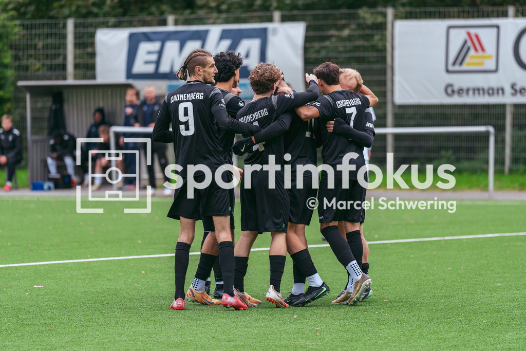 SSV Germania Wuppertal – Cronenberger SC | Der SC Cronenberg beim gemeinsamen Torjubel nach dem 0:1. Bezirksliga Niederrhein, Gruppe 2: SSV Germania Wuppertal gegen Cronenberger SC, Wuppertal, 11.10.2026. Endstand: 1:4. sportimfokus / Marcel Schwering - Realisiert mit Pictrs.com
