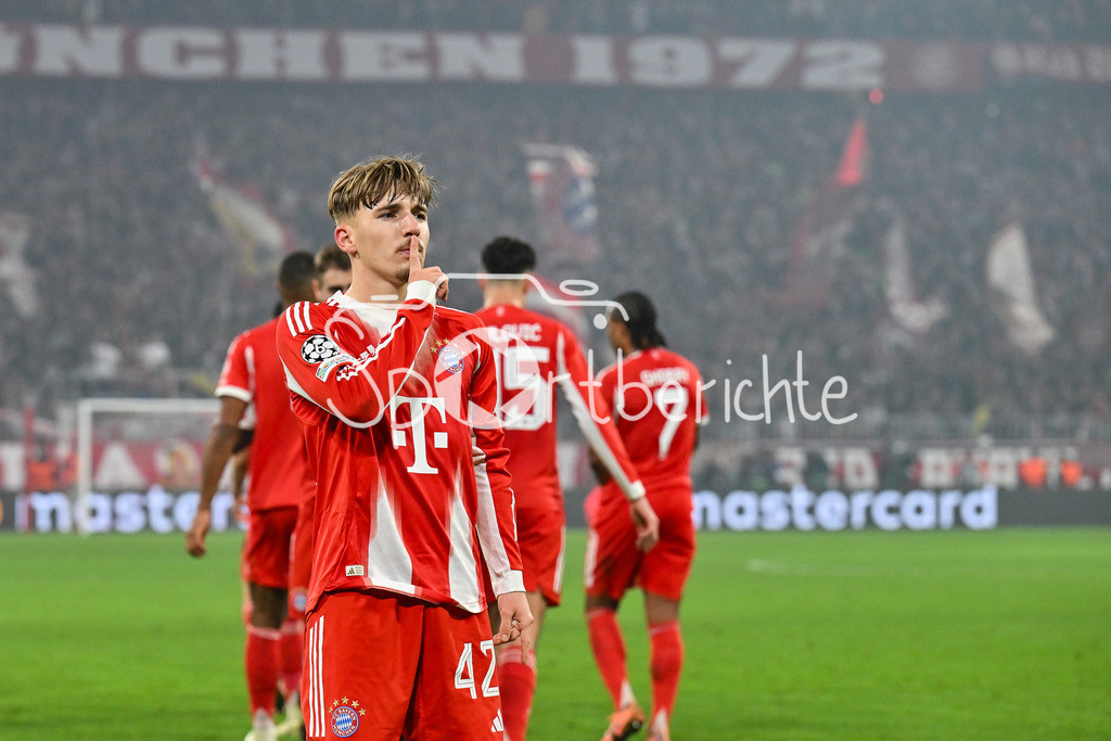 FC Bayern München - Sporting Lissabon | MUNICH, GERMANY - 09. DECEMBER: Jubel der Bayern nach dem Treffer zum 2-1 durch Lennart KARL (FC Bayern Munich 42) / Tor / Torschuetze / Freude / Happy während dem Match zwischen dem FC Bayern München und Sporting Lissabon am 6. Spieltag der UEFA Champions League Ligaphase in der Allianz Arena