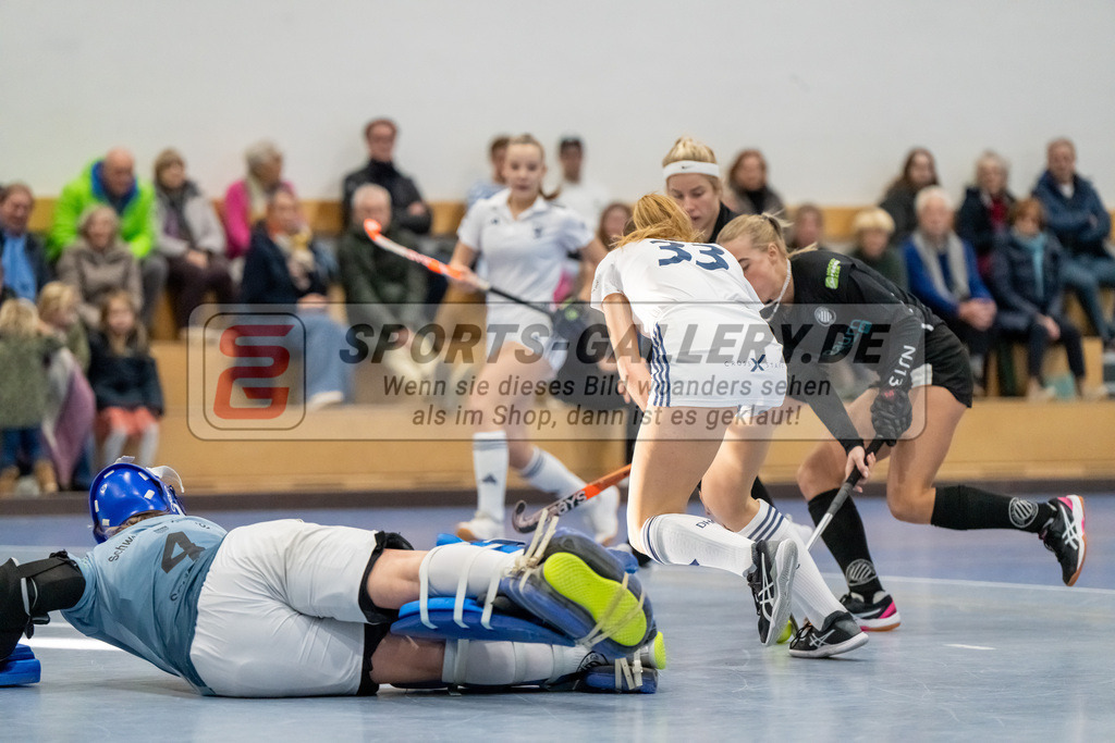 HK_20241201_109512 | 1. Bundesliga Halle Damen Düsseldorfer HC - Schwarz Weiss Köln am 1.12.2024 DHC, Düsseldorf , Lucy Zich ( Düsseldorfer HC #33 ) , Anna Schruff ( Schwarz Weiss Köln #4 )