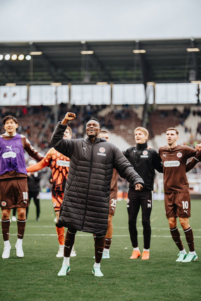 FCS04199 | Der offizielle Shop für FC St. Pauli Fotos. Wähle aus Spielszenen & Fanmomenten dein FCSP Wunschformat. Wir liefern Millerntor-Atmosphäre.