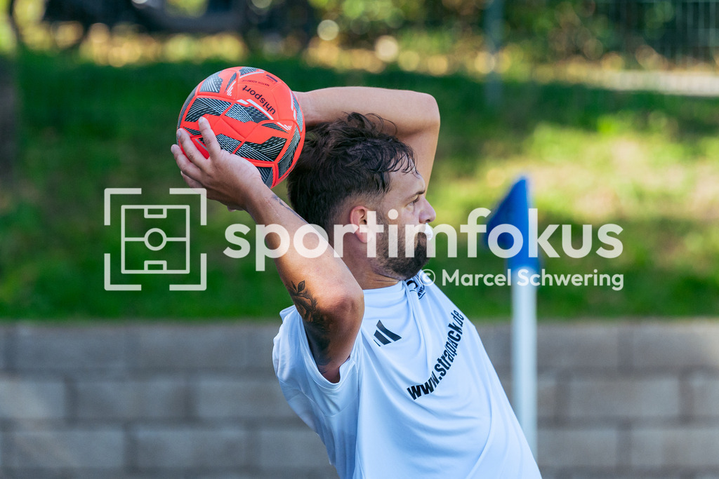 SV Jägerhaus-Linde – TSV Beyenburg | Tom-Vincent Stratmann (4, SV Jägerhaus-Linde) bei einem Einwurf. Kreisliga A: SV Jägerhaus-Linde gegen TSV Beyenburg, Wuppertal, 27.09.2026. Endstand: 1:2 (0:1). sportimfokus / Marcel Schwering - Realisiert mit Pictrs.com