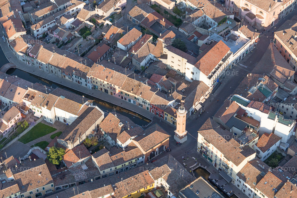 Luftbild: Ortsansicht in Comacchio im Bundesland Ferrara in Italien. Foto: IMG_098687.jpg vom 06.04.2017 durch Werner Riehm/FLY-FOTO.de