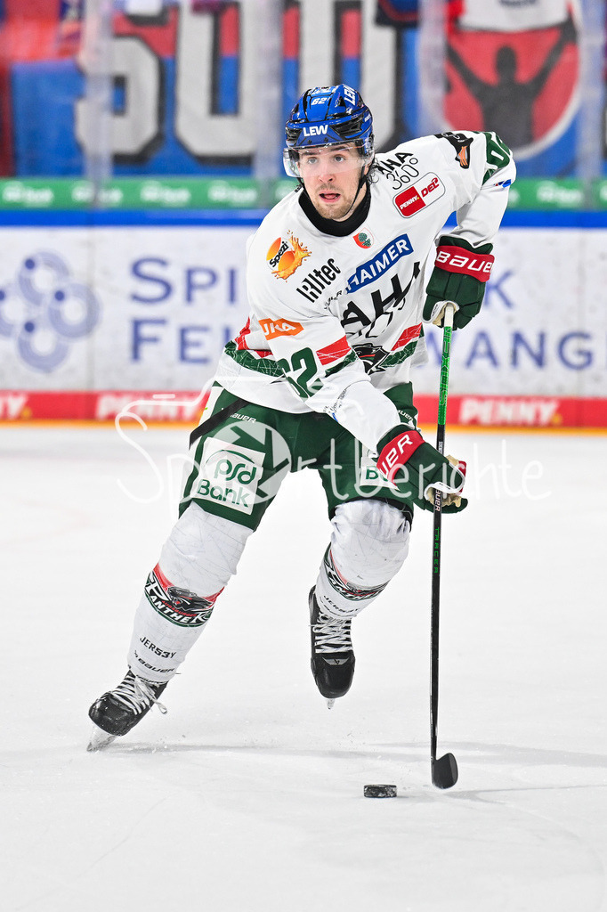 Nürnberg Ice Tigers - Augsburger Panther | NUREMBERG, GERMANY - 23. JANUARY: am Puck Thomas SCHEMITSCH (Augsburger Panther 62) / Einzelfoto / Freisteller während dem Match zwischen den Nürnberg Ice Tigers und den Augsburger Panthern am 42. Spieltag der Penny DEL in der PSD Bank Nürnberg Arena