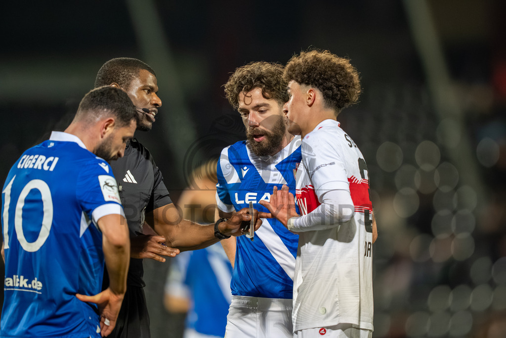 VfB Stuttgart II vs. FC Energie Cottbus, Fussball, 3.Liga, 27. Spieltag, Saison 2025/2026, 03.03.2026 | Schiedsrichter Assad Nouhoum im Gespräch mit Noah Darvich (VfB Stuttgart II, #31), Tolcay Cigerci (FC Energie Cottbus, #10) und Dominik Pelivan (FC Energie Cottbus, #05),VfB Stuttgart II vs. FC Energie Cottbus, Fussball, 3.Liga, 27. Spieltag, Saison 2025/2026, 03.03.2026Foto: photosbyphips/Philip Ziegler