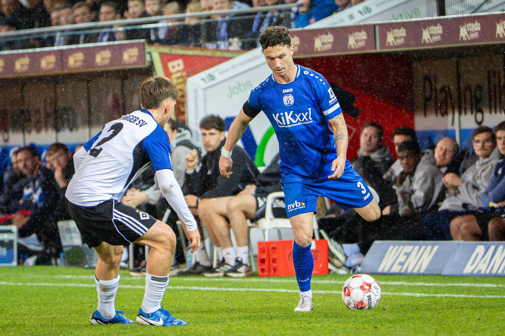 Fußball I Herren I Saison 2025-2026 I Regionalliga Nord I 24. Spieltag I SV Meppen - Hamburger SV II I 1831 | Dorian Migalic (2, Hamburger Sport Verein II) und Tobias Mißner (3, SV Meppen) - Realisiert mit Pictrs.com