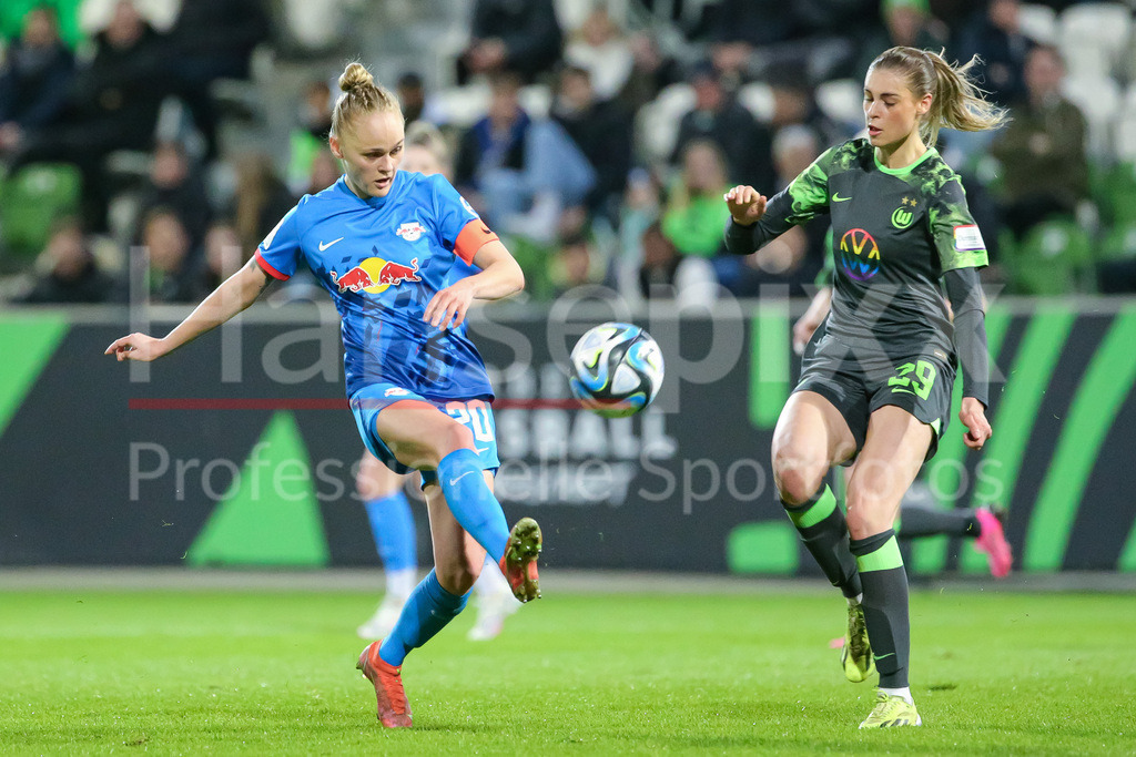 Fussball, Google Pixel Frauen-Bundesliga, VfL Wolfsburg - RB Leipzig | v.li.: Victoria Krug (RB Leipzig, 20) und Jule Brand (VfL Wolfsburg, 29) im Zweikampf, Duell, Dynamik, Aktion, Action, Spielszene, DIE DFB-RICHTLINIEN UNTERSAGEN JEGLICHE NUTZUNG VON FOTOS ALS SEQUENZBILDER UND/ODER VIDEOÄHNLICHE FOTOSTRECKEN. DFB REGULATIONS PROHIBIT ANY USE OF PHOTOGRAPHS AS IMAGE SEQUENCES AND/OR QUASI-VIDEO.