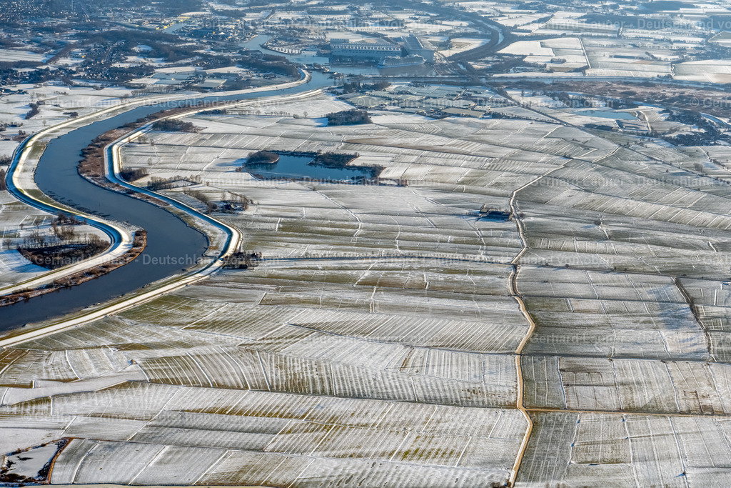 4044055 | WEENER 13.02.2021 Winterlich schneebedeckte Strukturen auf landwirtschaftlichen Feldern am Flußverlauf der Ems in Weener im Bundesland Niedersachsen, Deutschland. // Wintry snowy structures on agricultural fields on the course of the Ems in Weener in the state Lower Saxony, Germany. Foto: Gerhard Launer
