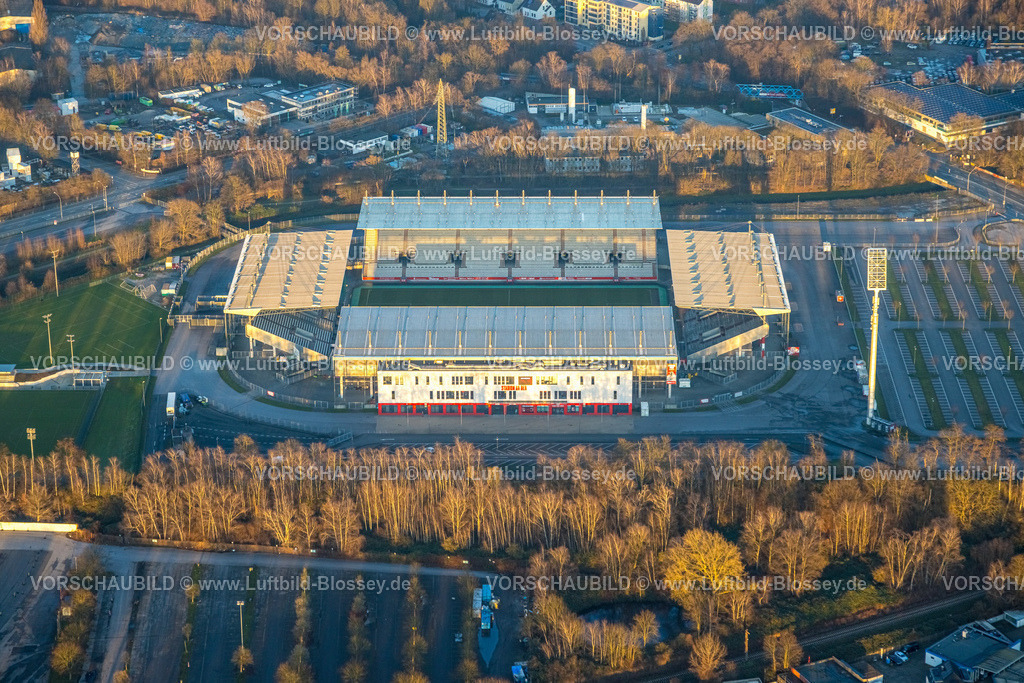 Essen241202974RWE-StadionAnDerHafenstrasse | Luftbild, Fußballstadion an der Hafenstraße des Clubs Rot-Weiss Essen,3. Bundesliga , Essen-Borbeck, Tribünen, ,Essen, Ruhrgebiet, Nordrhein-Westfalen, Deutschland