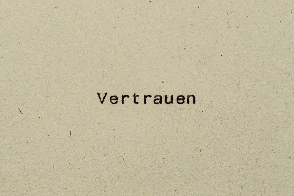 Vertrauen | Online Shop für Christen: Christliche Poster XXL, Plakate, Wandbilder als Leinwand & christliche Postkarten, Kalender, Sticker & Lizenzen zum Download. Die Kunstwerke im christliche Geschenke Shop zeigen die Jahreslosung 2025, Gott, Jesus & mehr.