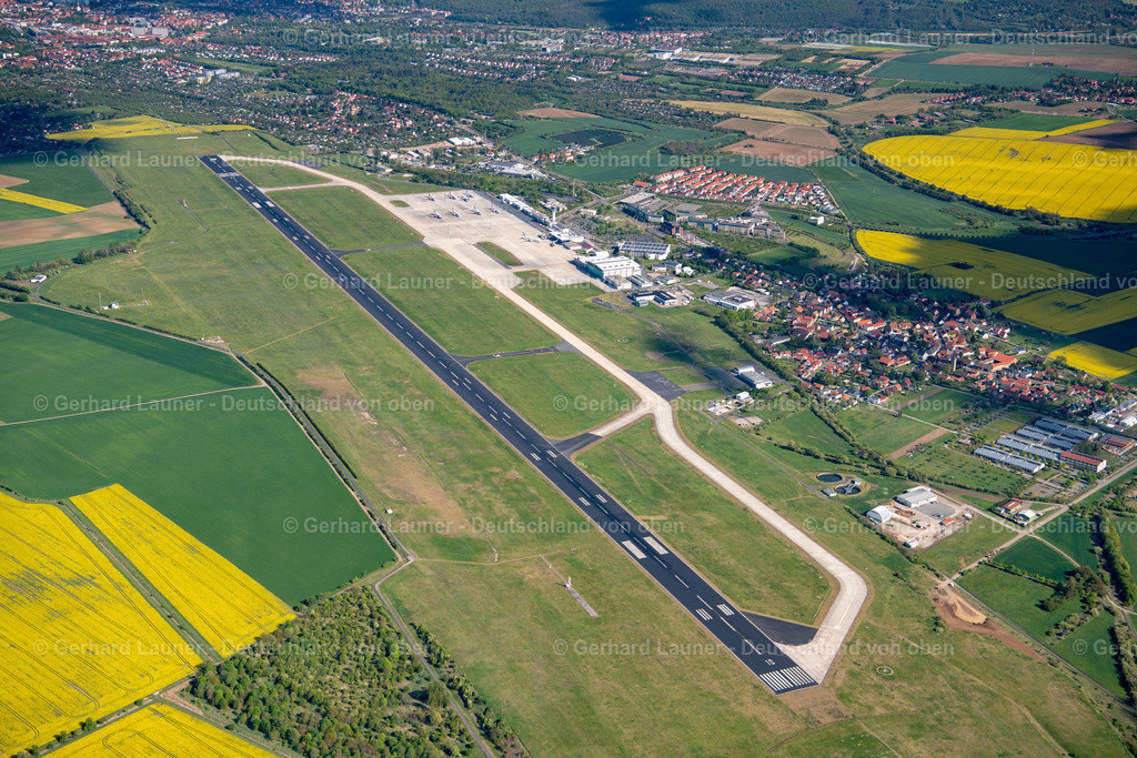 4025588 | ERFURT 06.05.2020 Start- und Landebahnen mit Rollwegen Hangaranlagen und Terminals auf dem Gelände des Flughafen im Ortsteil Bindersleben in Erfurt im Bundesland Thüringen, Deutschland. Weiterführende Informationen bei: Flughafen Erfurt GmbH. // Runway with hangar taxiways and terminals on the grounds of the airport in the district Bindersleben in Erfurt in the state Thuringia, Germany. Further information at: Flughafen Erfurt GmbH. Foto: Gerhard Launer