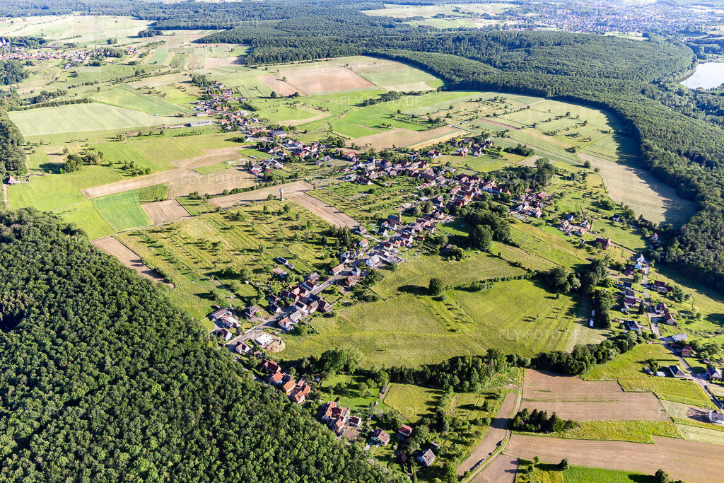 Ortsansicht | Luftbild: Ortsansicht in Nehwiller-près-Wœrth im Bundesland Bas-Rhin in Frankreich. Foto: IMG_115395.jpg vom 16.06.2019 durch Werner Riehm/FLY-FOTO.de - Realisiert mit Pictrs.com