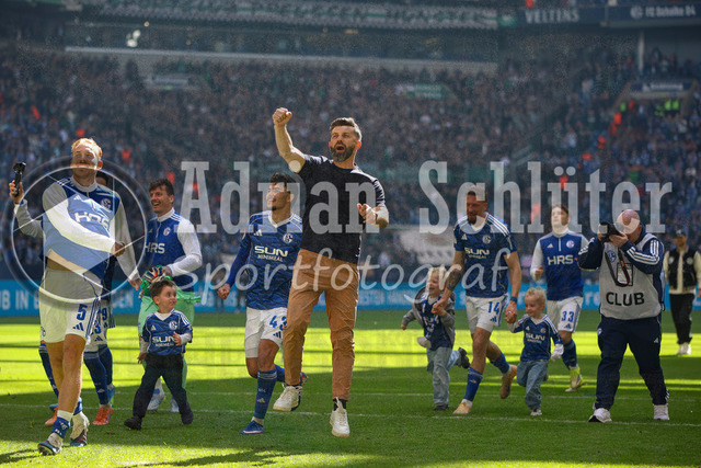 19.04.2026, GER, Fussball, Herren, 2. BL, Saison 2025/2026, FC Schalke 04 - Preußen Münster | Trainer Miron Muslic (S04) Schlussjubel, jubelt nach dem Sieg 