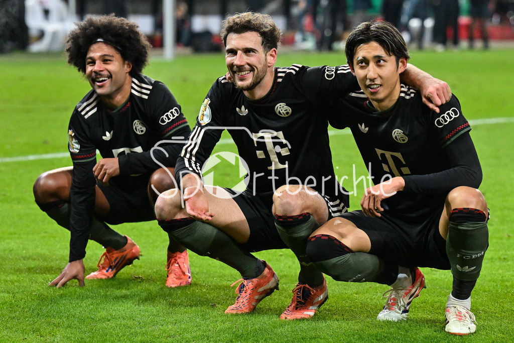 1. FC Union Berlin - FC Bayern München | BERLIN, GERMANY - 03. DECEMBER: Die Spieler der Bayern feiern zusammen mit den Fans den Sieg in Berlin nach dem Match zwischen dem 1. FC Union Berlin und dem FC Bayern München beim Achtelfinale des DFB-Pokales im Stadion an der alten Försterei / Serge GNABRY (FC Bayern Munich 7), Leon GORETZKA (FC Bayern Munich 8) und Hiroki ITO (FC Bayern Munich 21)