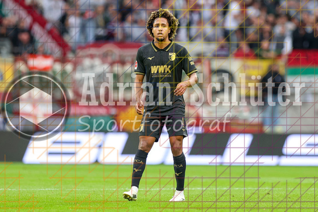 1. FC Köln vs FC Augsburg - 1. Bundesliga  | Köln, Deutschland, 18.10.25:   Han-Noah Massengo (FC Augsburg) schaut waehrend des Spiels der 1. Bundesliga zwischen  1. FC Köln vs FC Augsburg im RheinEnergieStadion(Foto von Brauer-Fotoagentur / Adrian Schlueter)