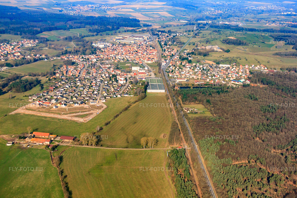 Vue aérienne: Vue de la ville depuis le sud-est à Mertzwiller dans le département Bas Rhin, France – .Photo: IMG_62809.jpg prise le 09/03/2014 par Werner Riehm/FLY-FOTO.eu – Résolution de l'original: 4752 x 3168 px