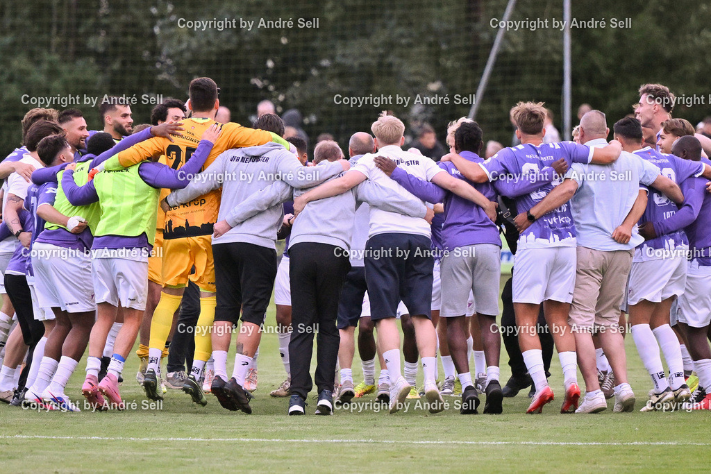 PSV Neumünster vs VfR Neumünster | Der VfR bejubelt den Derbysieg / Fußball-Oberliga Männer 2026/2027 / PSV Neumünster vs VfR Neumünster / PSV Stadion Platz A / Neumünster / 31.07.26 - Realisiert mit Pictrs.com