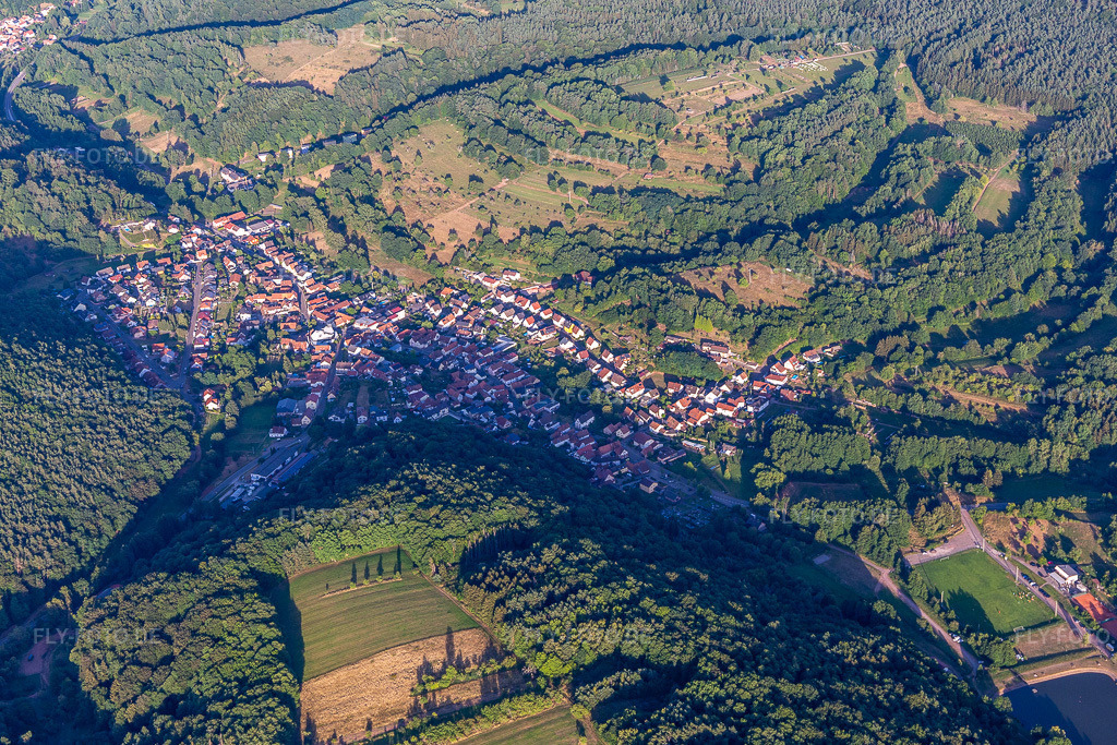 Luftbild:  in Silz im Bundesland Rheinland-Pfalz in Deutschland. – Foto: IMG_133648.jpg vom 18.07.2022 durch Werner Riehm/FLY-FOTO.de – Auflösung des Originals: 5472 x 3648 px – Silz