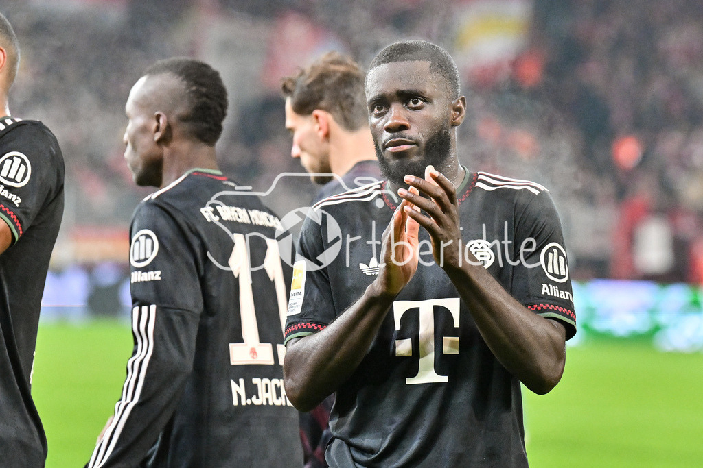 1. FC Union Berlin - FC Bayern München | BERLIN, DEUTSCHLAND - 8. NOVEMBER: nach der Partie bedanken sich die Spieler des FCB bei den mitgereisten Fans - Dayot UPAMECANO (FC Bayern Munich 2) - während dem Bundesligamatch zwischen dem 1. FC Union Berlin und dem FC Bayern München am 10. Spieltag im Stadion an der alten Försterei am 8. November 2025 in Berlin, Germany / DFL REGULATIONS PROHIBIT ANY USE OF PHOTOGRAPHS AS IMAGE SEQUENCES AND/OR QUASI-VIDEO