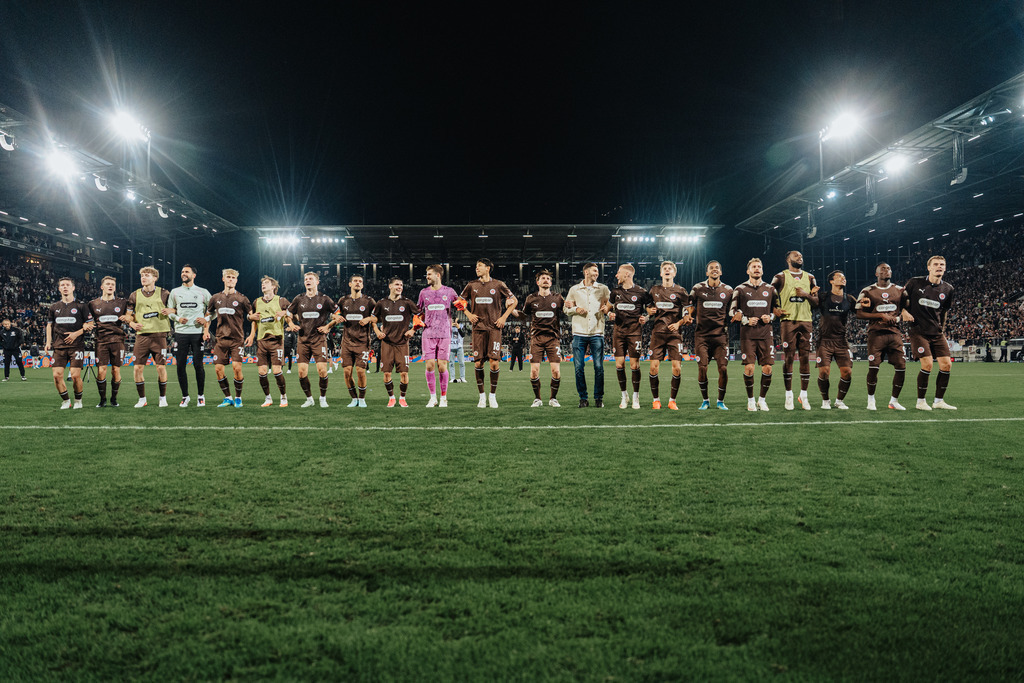 FCS04579 | Der offizielle Shop für FC St. Pauli Fotos. Wähle aus Spielszenen & Fanmomenten dein FCSP Wunschformat. Wir liefern Millerntor-Atmosphäre.