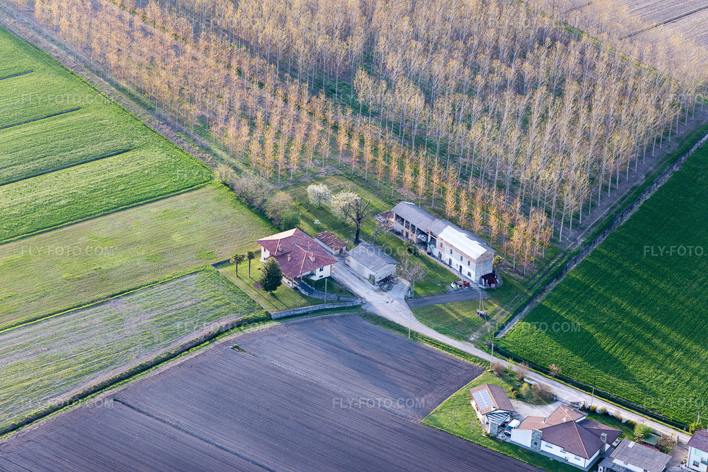 Aerial view: View of the town in Corgnolo in the state Friuli Venezia Giulia, Italy. – Photo: IMG_105819.jpg taken on 04/08/2018 by Werner Riehm/FLY-FOTO.com – Resolution of the original: 5472 x 3648 px