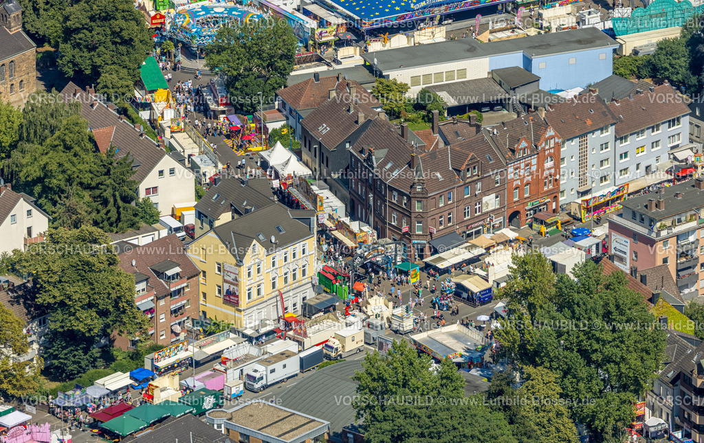 Herne240803362 | Luftbild, Cranger Kirmes, Volksfest mit Fahrgeschäften und Gastronomie, Fußgängerzone Verkaufsstände an der Straße, Unser Fritz, Herne, Ruhrgebiet, Nordrhein-Westfalen, Deutschland