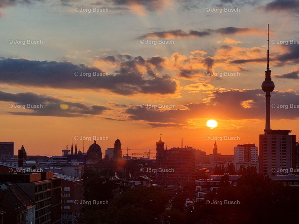 Untergehende Sonne über den Dächern von Berlin | Dieser Shop bietet Fotos und Videos aus den Bereichen Fallschirmspringen, Landschaft und Luftbild - Realizzato con Pictrs.com