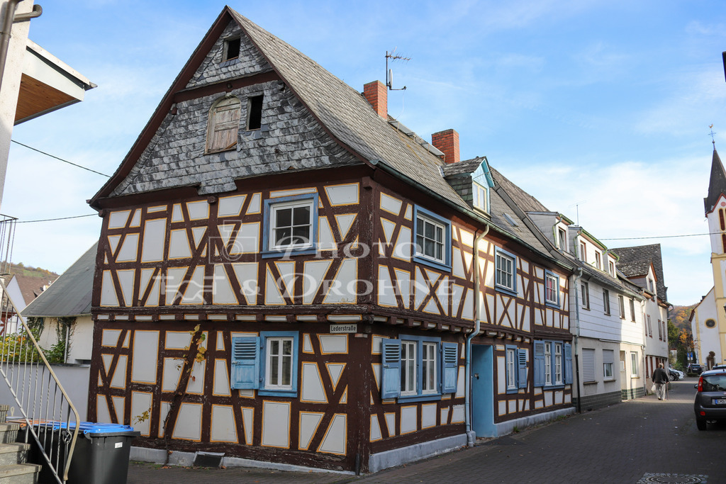 Osterspai-4569 | Osterspai ist ein kleiner Weinort auf der rechten Rheinseite zwischen Filsen und Braubach. Es gibt hier viele schöneund liebevoll restaurierte Fachwerkgebäude, der Ort bietet einiges an Fotomotiven. - Realisiert mit Pictrs.com