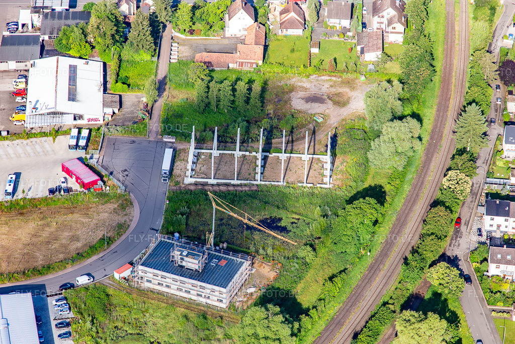 Luftbild: Hallenneubauskelett im Gewerbegebiet Am Dorniggraben in Kandel im Bundesland Rheinland-Pfalz in Deutschland. Foto: IMG_141842.jpg vom 18.06.2024 durch Werner Riehm/FLY-FOTO.de