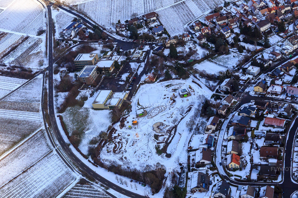 Luftbild: Ilbesheimer Alla-Hopp Anlageim Winter bei Schnee in Ilbesheim bei Landau im Bundesland Rheinland-Pfalz in Deutschland. Foto: IMG_096197.jpg vom 15.01.2017 durch Werner Riehm/FLY-FOTO.deWein- und Ferienort Ilbesheim