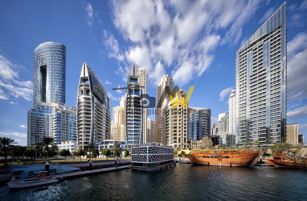 Futuristische Architektur in der Dubai Marina in Dubai-III | Die Abbildung zeigt die Dubai Marina, ein bekanntes Viertel in Dubai, das für seine beeindruckende Skyline und den künstlichen Yachthafen bekannt ist. Das Viertel liegt an einer 3 Kilometer langen künstlichen Wasserstraße und verfügt über eine belebte, 7 Kilometer lange Promenade, den "Marina Walk". Es ist bekannt für seine hohe Dichte an Wolkenkratzern und luxuriösen Wohngebäuden, von denen einige zu den höchsten der Welt gehören. Die Gegend bietet eine Mischung aus urbanem Lebensstil und Strandnähe, mit zahlreichen Restaurants, Bars und Geschäften entlang der Promenade. Die Dubai Marina gilt als eines der stilvollsten und beliebtesten Ziele für Touristen und Einheimische gleichermaßen.  - Realisiert mit Pictrs.com