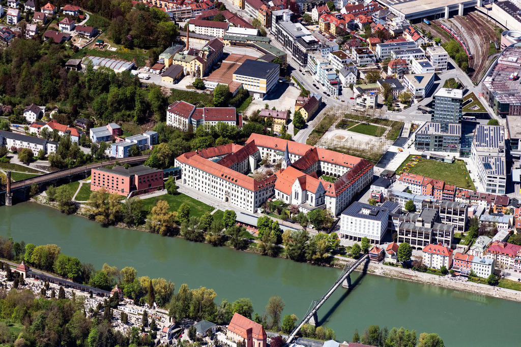dr__0062471.jpg | PASSAU 09.05.2021 Kirchengebäude der Universitätskirche sowie die Philosophische Fakultät in Passau im Bundesland Bayern, Deutschland. // Church building of Universitaetskirche sowie die Philosophische Fakultaet in Passau in the state Bavaria, Germany. Foto: Daniel Reiter