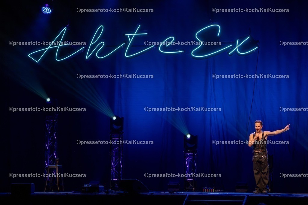 xKKU1502250101036 | 15.02.2025, xkkux, Düsseldorf, Entertainer Nico Stank - performt bei seinem Bühnenprogramm Akte Ex in der Mitsubishi Electric HALLE. 