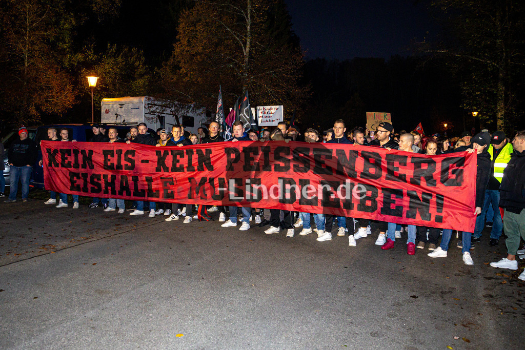 Demo für den Erhalt der Eishalle Peißenberg | Demo für den Erhalt der Eishalle Peißenberg, Demo für den Erhalt der Eishalle Peißenberg, 20241030,,2024-10-30 in Peißenberg (Moosleitenparkplatz)Copyright: WolfgangxLindner