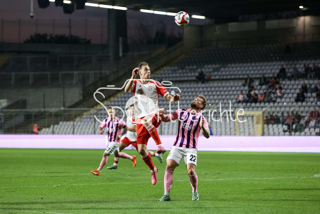 FC Bayern Amateure - TSV Aubstadt | Im Luftduell Lovro ZVONAREK (FCB #8) und Patrick HOFMANN (TSV #22) / Zweikampf
