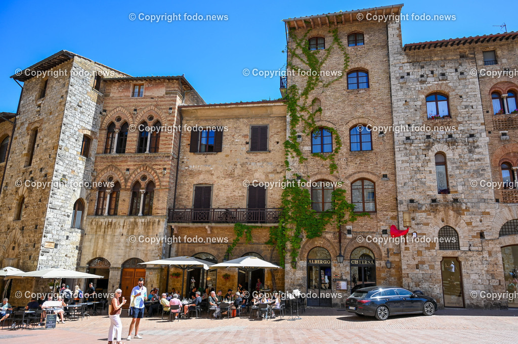Italien_ Toskana_ San Gimignano_ 31.05.2024-120 | 31.05.2024, Italien, ITA, Toskana, San Gimignano im Bild Stadtansichten Gebäude, Architektur, Touristen, Historisch, Souvenir, Ansichten der berühmten Stadt San Gimignano in der Toskana-Italien - View of the famous town San Gimignano in Tuscany-ItalySan Gimignano ist eine italienische Kleinstadt in der Toskana mit einem mittelalterlichen Stadtkern. San Gimignano wird auch die Stadt der Türme genannt. Die Stadt liegt in der Provinz Siena. Sie gehört neben Florenz, Siena und Pisa zu den von Touristen meist besuchten Zielen in der Toskana.