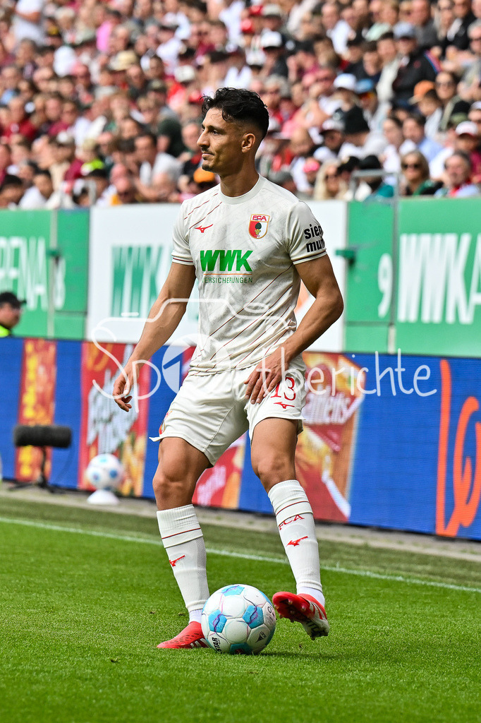 FC Augsburg - SG Eintracht Frankfurt | am Ball Dimitrios Christos GIANNOULIS (FC Augsburg 13) / Einzelfoto / Freisteller / Bundesliga: FC Augsburg - Eintracht Frankfurt, WWK Arena am 20.04.2025