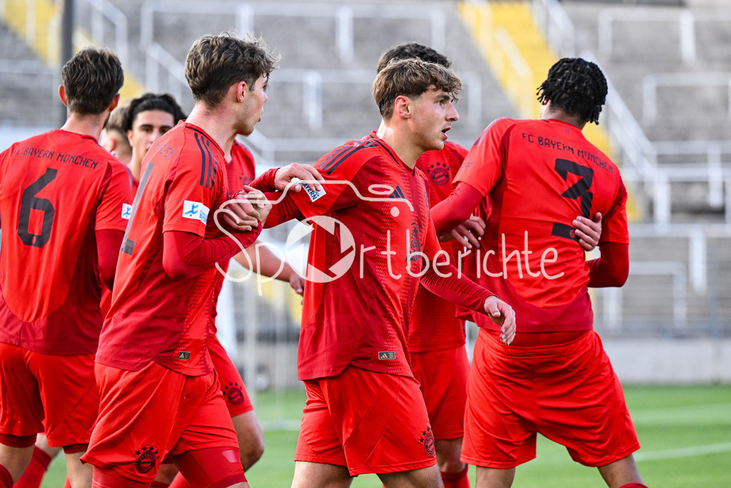FC Bayern Amateure - Türkgücü München | Jubel der Bayern Amateure nach dem Treffer zum 3-0 durch Julien YANDA (FC Bayern München II #3) / Tor / Torschuetze / Freude / Happy / Regionalliga Bayern: FC Bayern Muenchen II - Tuerkguecue Muenchen, Gruenwalder Stadion am 09.05.2025
