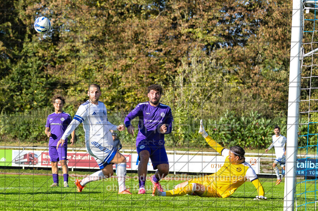 20261010_161115_0354-Bearbeitet_(c)_by_PhotoPeet | #,1.FC Eislingen (weiß) vs. TSV Bernhausen (lila), Fussball, Landesliga 2 - wfv, 11. Spieltag, Saison 2026/2027, Rasenplatz, Eichbachstation, Haldenstraße, 73054 Eislingen, 10.10.2026 - 15:30 Uhr,Foto: PhotoPeet / Sport- &amp; Eventfotografie / Peter Harich