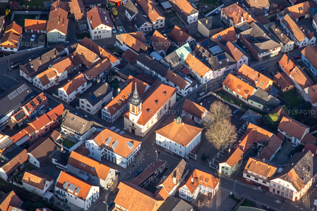 Luftbild: Luitpoldstraße Christuskirche und Altes Rathaus in Wörth am Rhein im Bundesland Rheinland-Pfalz in Deutschland. Foto: IMG_135758.jpg vom 03.01.2023 durch Werner Riehm/FLY-FOTO.de