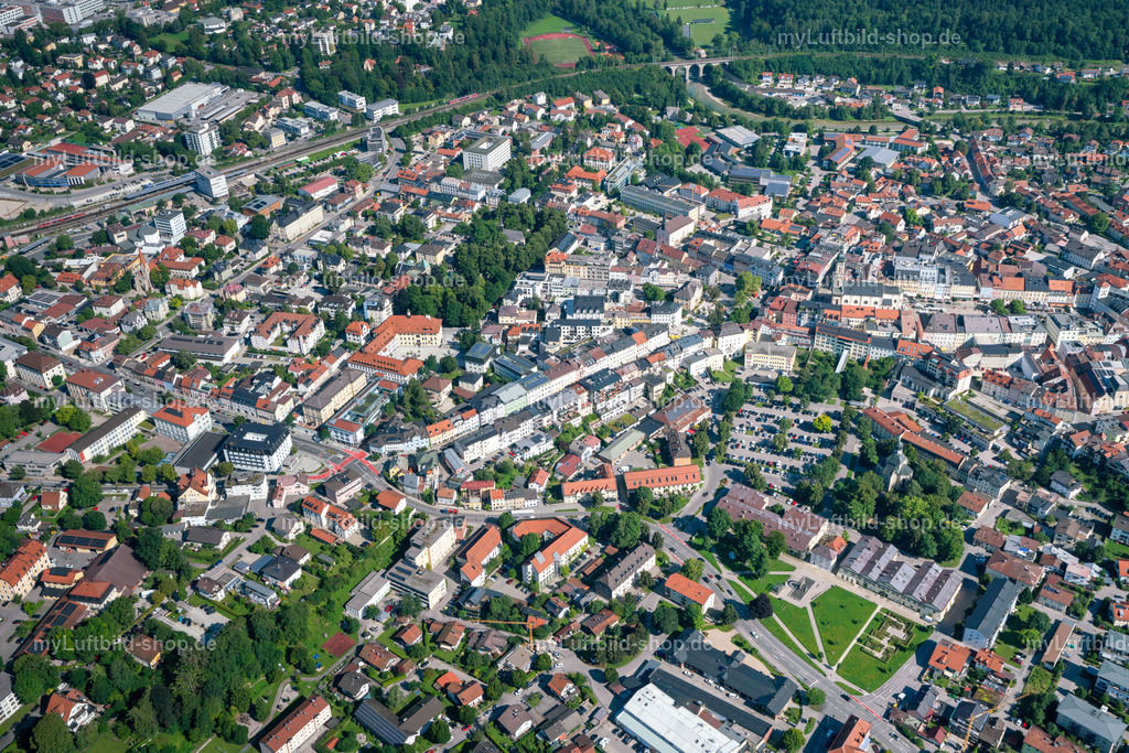 luftbild-traunstein-stadt-bruno-kapeller-15 | Die Altstadt von Traunstein aus der Luft mit Stadtplatz, Stadtpfarrkirche St. Oswald, Grünanlagen und der Bahnlinie mit Viadukt im Hintergrund. Aufgenommen am 8. August 2025. - Realisiert mit Pictrs.com